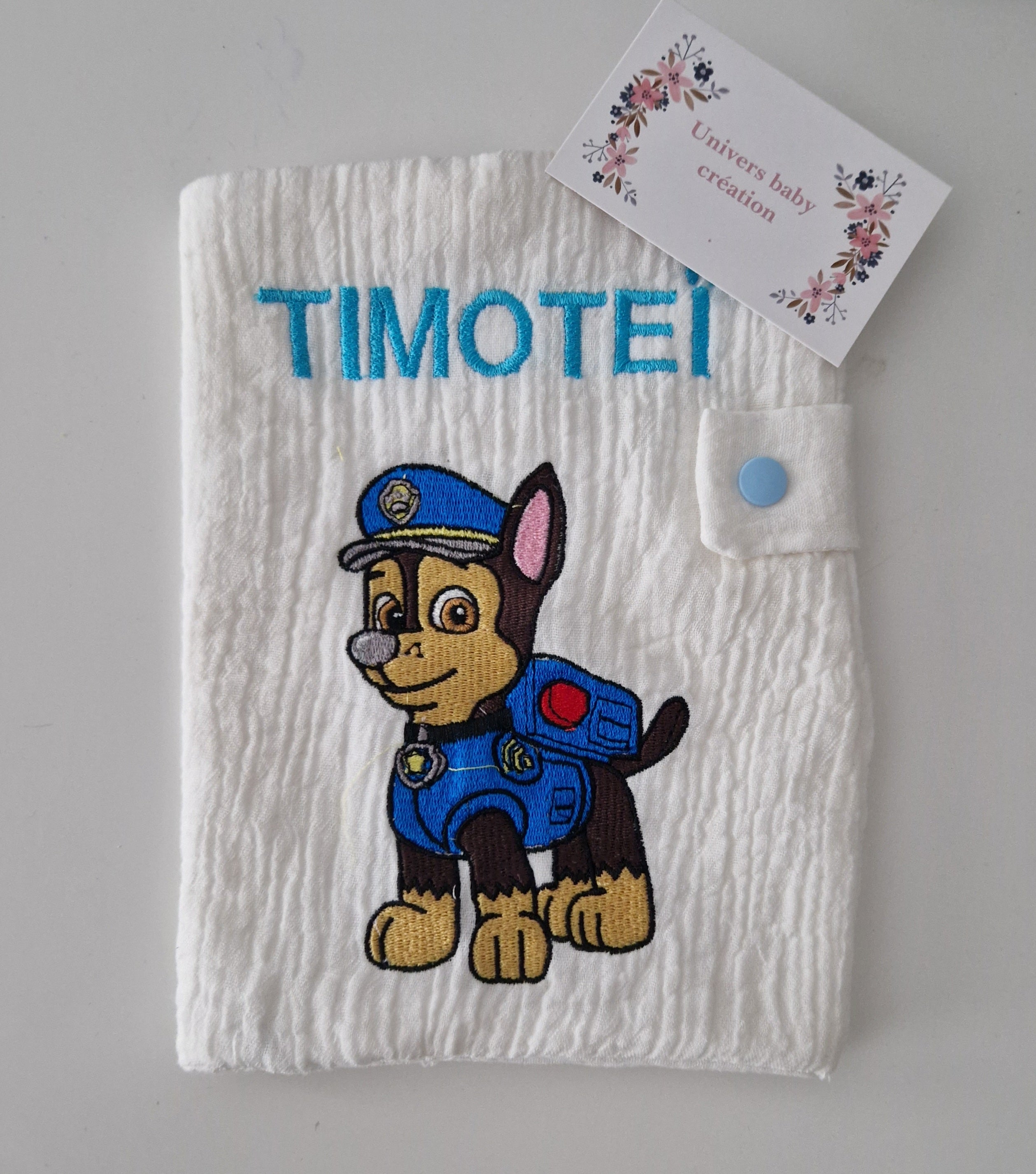 Protège-carnet personnalisé bébé – Motif Chase brodé – Prénom