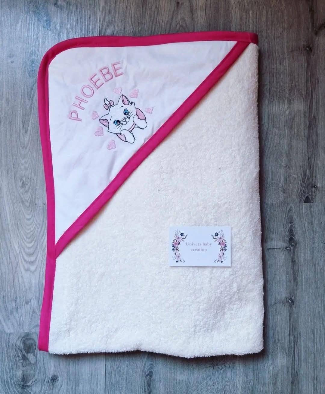 🛁 Titre produit Cape de bain bébé personnalisée – Marie le chat– Prénom brodé