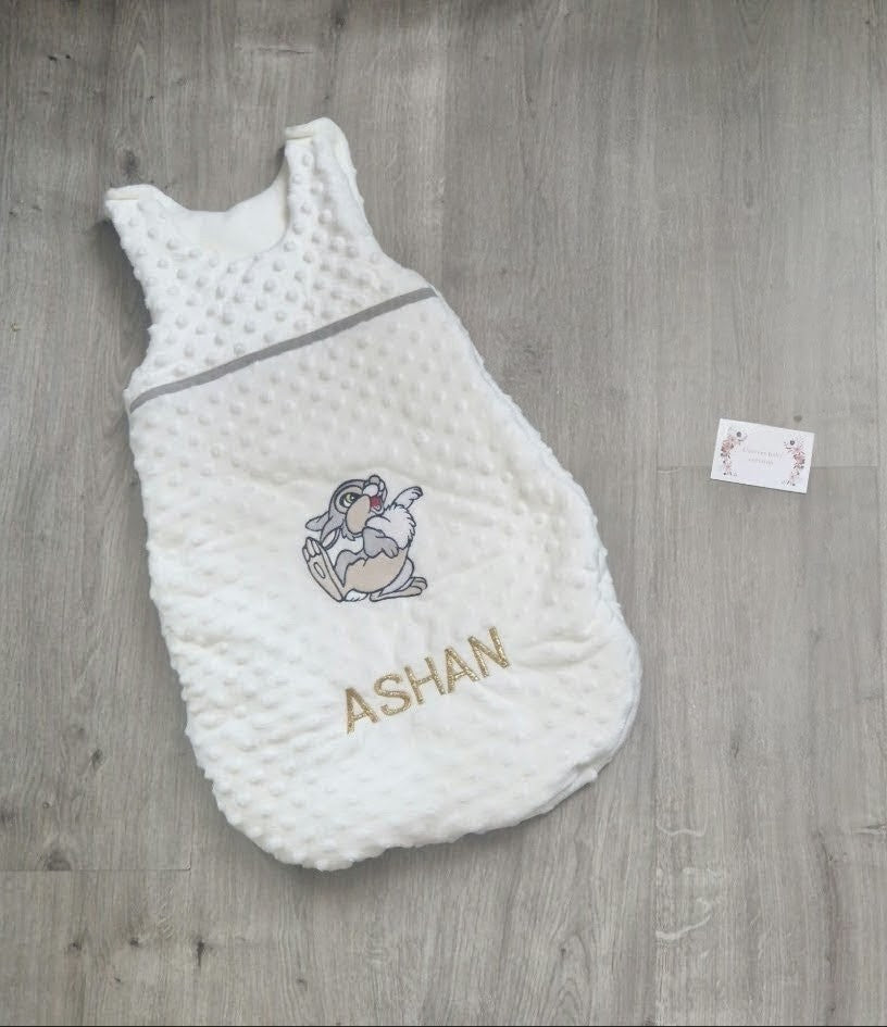 Gigoteuse bébé personnalisée – Prénom brodé – Motif Panpan – Blanche douce et texturée