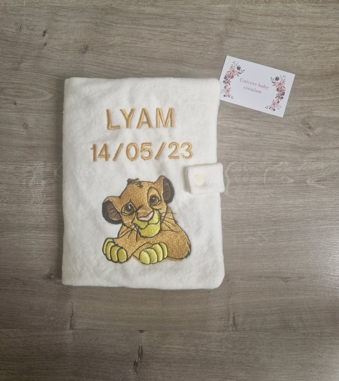 Protège-carnet de santé personnalisé – Modèle Simba – Brodé