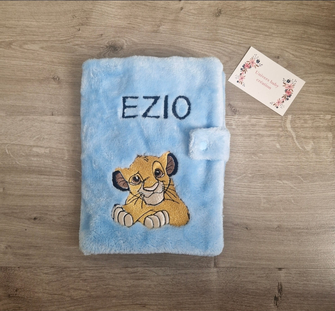 Protège-carnet personnalisé Simba en tissu polaire – Fermeture bouton pression – Prénom brodé